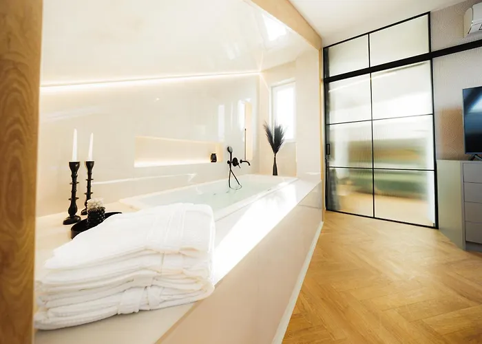 Stayprime Apartments, Historic Centrum, Panorama, Free Wifi, Jacuzzi, Parking דירה *